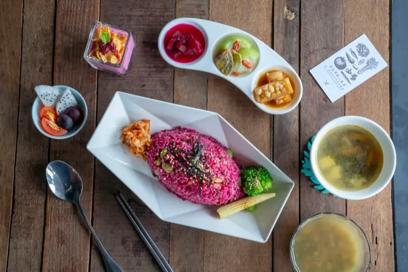 台東池上 舒食男孩二號店｜臺東慢食評鑑二星 高CP無菜單料理，品嚐時蔬真原味 · 算命的說我很愛吃
