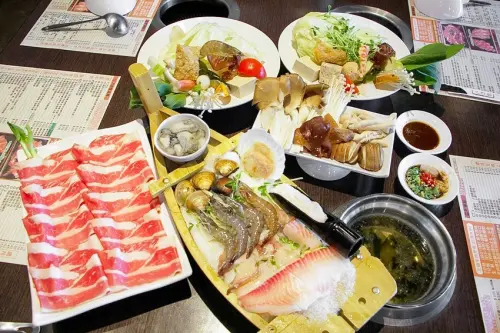 台中西屯，八方悅精緻鍋物，主打將軍綜合海陸鍋~整艘船的海鮮搭肉盤，500元還有找!也有蔬食鍋哦.... - 微笑Joe幸運