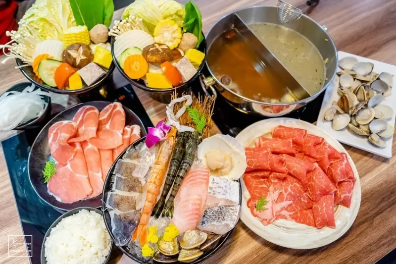 台北｜中和美食【瀧厚鍋物 (景平店) 】平價高級肉專售 / 1855安格斯黑牛 – 極上羽下鍋 / 海鮮湯底推薦蛤蜊爆爆鍋