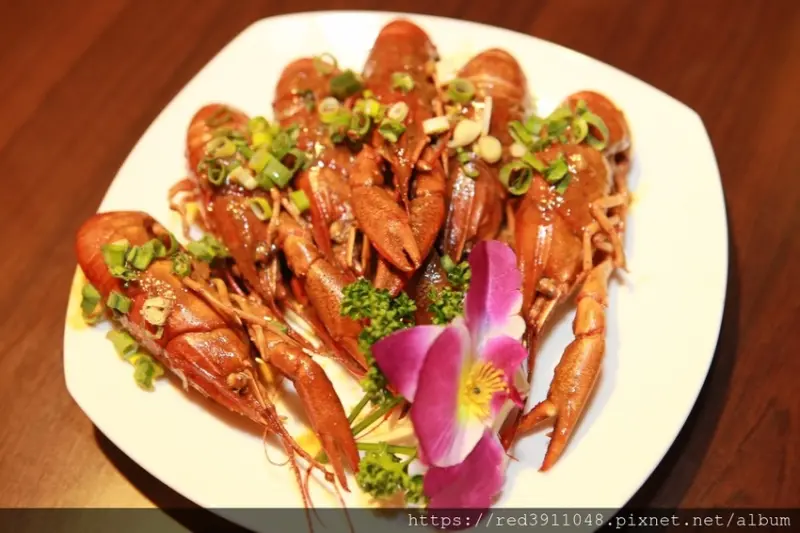 新莊美食/居酒屋~"酒堡異棧居酒屋"一嚐來自雲林無毒養殖澳洲小龍蝦,還有提供各式串烤熱炒,今晚一起小酌去~