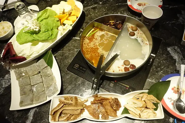 【食記】捷運劍南路站/美麗華百樂園美食餐廳。22:02 火鍋。樂活 美麗華店~當日壽星用餐再送相應歲數的豬肉片