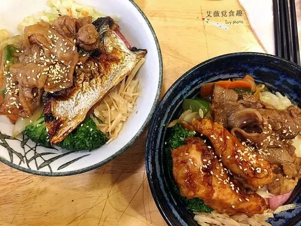 【台中南區】說出來你們一定不信! 超豐盛的雙主菜＋4菜1配料，竟然只要80元。現場排隊超誇張，外帶一定要先電話預訂 || 御燒 烤肉便當專門店