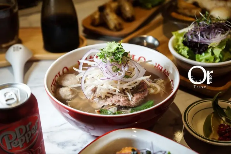 東區美食｜終於找到記憶裡的美式越南河粉味道！黃金琥珀湯頭扭轉你對越南河粉的想像-CYCLO 洛城牛肉粉仁愛店、國父紀念館美食 - 歐奇羅賓的攝影漫步