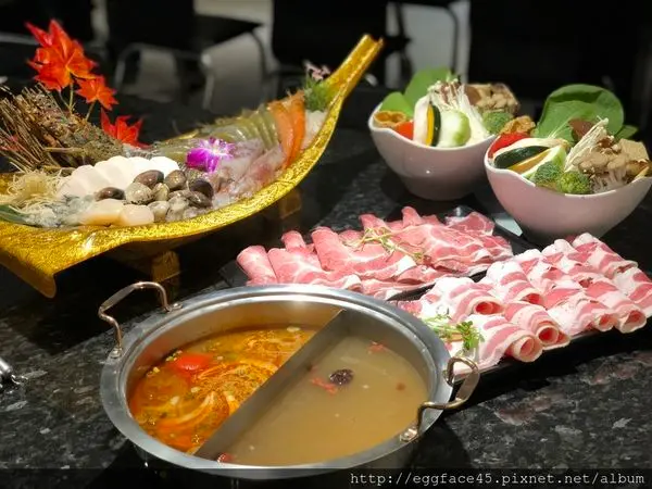 [台北美食]「小鮮肉涮涮屋」土豪金の航空母艦海鮮拼盤，拜託讓我上船！#永春站火鍋推薦 #2018新開幕 #信義區