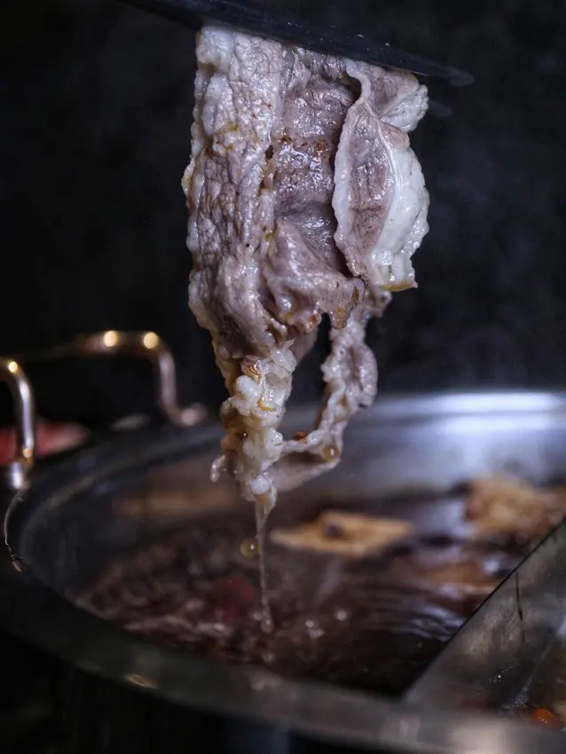 『永春站火鍋推薦』小鮮肉涮涮屋｜新開幕的火鍋店，肉品與海鮮真材實料，湯品也很特別～CP值極高！