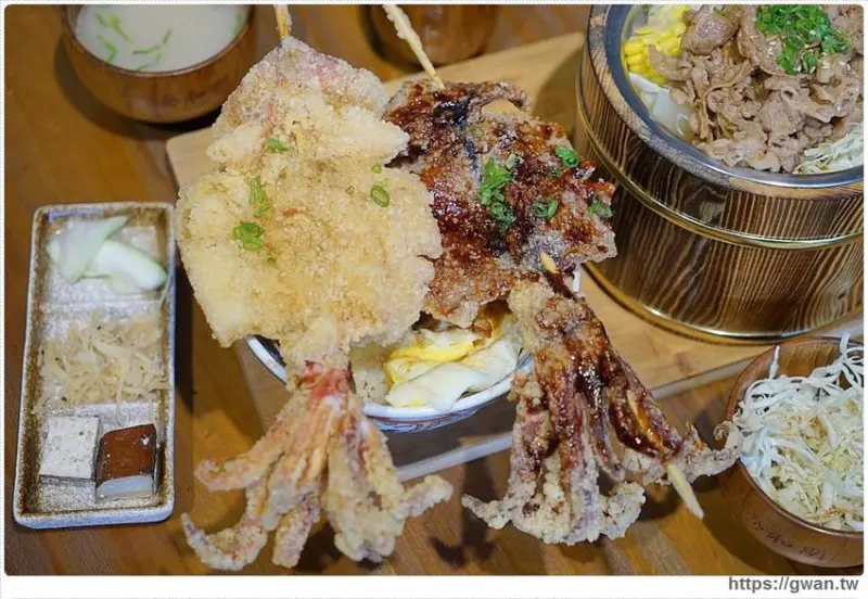 台中超浮誇丼飯，兩隻鮮魷讓你看不到底下白飯，牛肉片堆成小山 