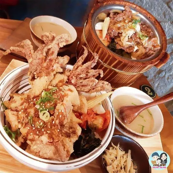 【台中】台中草悟道附近，隱身巷弄內的丼飯，鮮嫩的直火牛肉和鮮炸魷魚給你滿滿的飽足感。