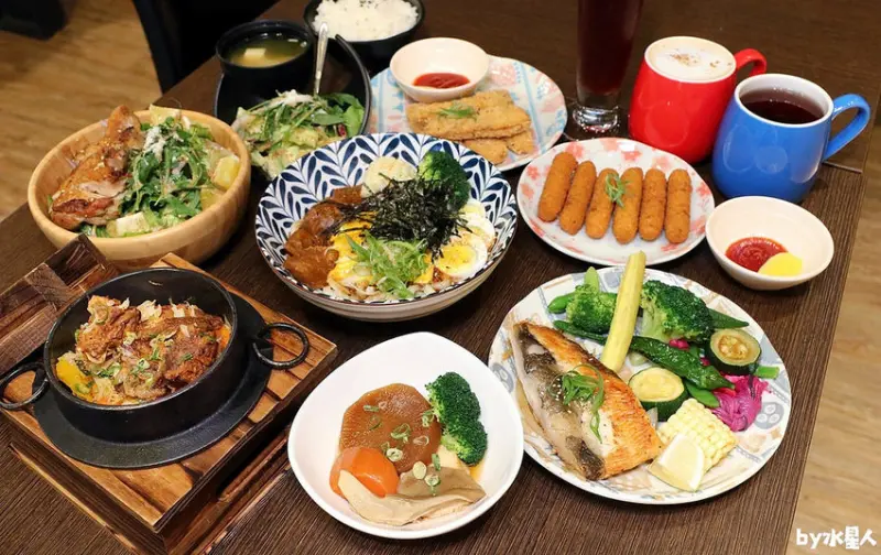 台中明月鄉釜飯｜全台首見超療癒舒芙蕾釜飯，來自日本傳統鍋飯，每鍋從生米煮成熟飯，另有烏龍麵、排餐，五權西路美食餐廳