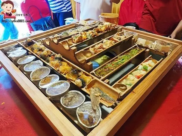 在蒙古包裡面吃方型大蒸籠，價格親民又好揪團開吃，十人只要2000-5000元