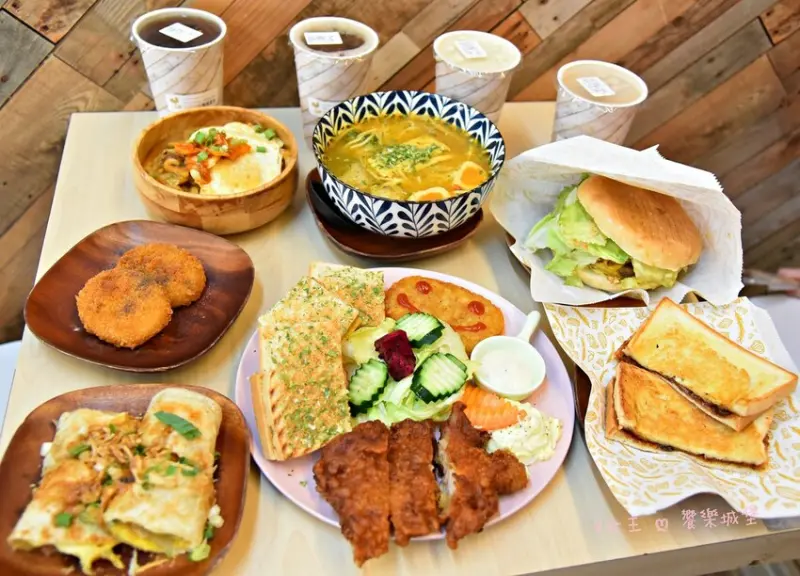 早安公雞農場晨食-土城店 ll 老麵堡、吐司、咖哩飯、烏龍麵、湯麵、早午餐拼盤任你選，老麵發酵的老麵堡Q彈口感更是不能錯過，超人氣早午餐美食，給你活力滿分的一天 !