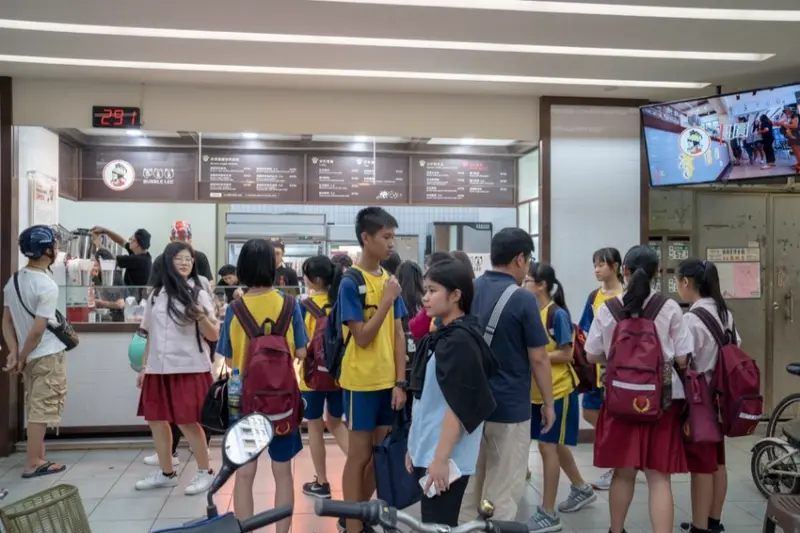 李圓圓Bubble Lee｜興南夜市必喝黑糖珍珠鮮奶，連黑糖珍奶也有2.0版本，喝起來更濃郁 · 算命的說我很愛吃