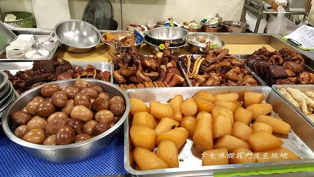 澎湖馬公。文康滷菜。東西滷得很透很夠味。記得要先打電話預約