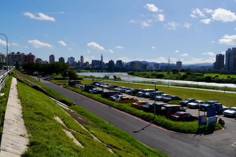 百日草花齊開，繽紛多彩美翻了的【台北市中正河濱公園】，順遊青年公園觀賞欒樹開花半日遊