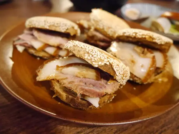 台北特色私廚。食憶。有溫度也有深度，道道令人驚豔的功夫菜。適合外國旅客、年輕朋友、家族溫馨聚餐。