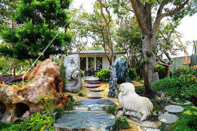 彰化。台灣銘園美術館。草木扶疏古樹石雕結合的藝術感