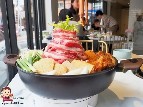 在網美店打卡吃燒肉，平日中午399元吃到飽，還有單點的火山馬鈴薯排骨湯，你想吃那種呢??