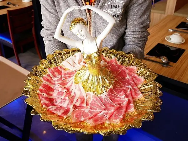 饕戶精緻鍋物-台中西屯精緻火鍋  和牛、霸氣海鮮應有盡有  優雅舞伶承載滿滿肉品  上桌超吸睛  商業午餐讓小資族也能吃得巧              