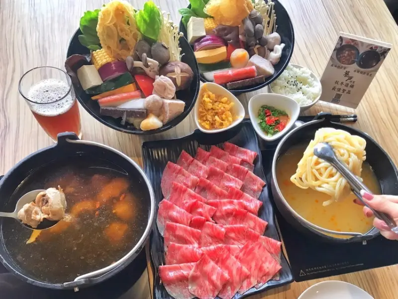 滿滿日本的A5宮崎和牛?!!!─火鍋推薦─冬天還有划算的麻油雞─沒吃飽不可能!!【美食】台中西屯─饕戶精緻鍋物