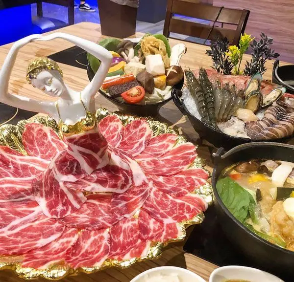 台中西屯區・火鍋｜饕戶精緻鍋物｜肉片化身芭雷舞者華麗裙擺～完美結合超吸睛！