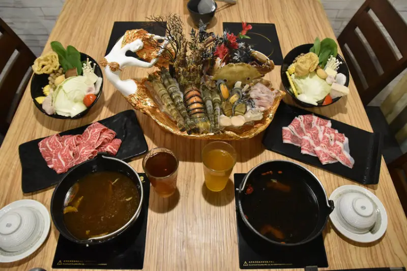 【台中火鍋】饕戶精緻鍋物-女友最愛聖誕大餐首選！終於吃到傳說中的和牛火鍋，今年聖誕大餐就到饕戶品嚐讓人一吃就難忘的美味～