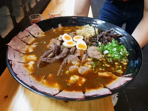 台中巨無霸牛肉拉麵，一碗麵裡面有1.3公斤的牛肉，四種部位一次擁有，肉控還不來挑戰嗎-新撰組拉麵