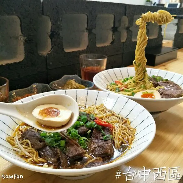 遇fun胃_新撰組•台中西區美食•模範街最狂宵夜•中西合併的牛肉拉麵 最推牛肋條拉麵 不吃辣的也有雞湯拉麵 開到兩點的百元宵夜
