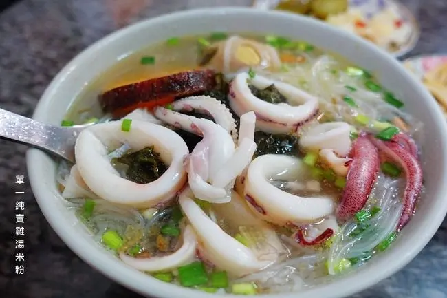 花蓮美食 ▶ 單一純賣雞湯米粉 ▶ 人氣爆發小卷雞湯米粉 一碗有一整隻的小卷 水果泡菜也必點 真的只賣雞湯米粉！