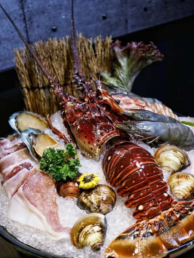 『板橋美食』府中站｜鬼椒一番鍋-府中店。大份量雙人龍蝦海陸套餐/特色火鍋湯底/麻油乾拌麵清香不油膩！高CP值得來試～