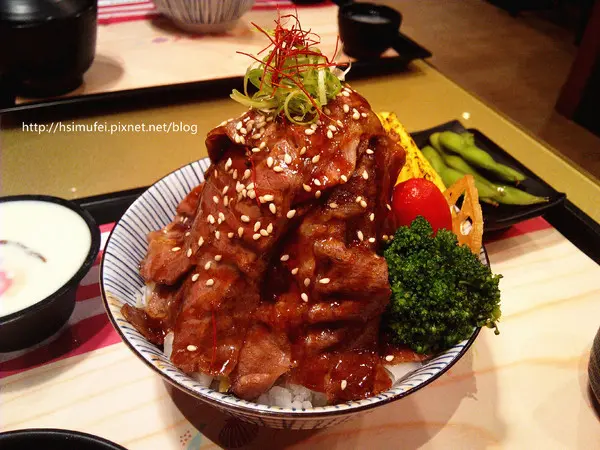 【臺南Ω東區】定食8（崇學店）。平價日式定食，送餐快速，供味噌湯、高麗菜絲、白飯、小菜吃到飽