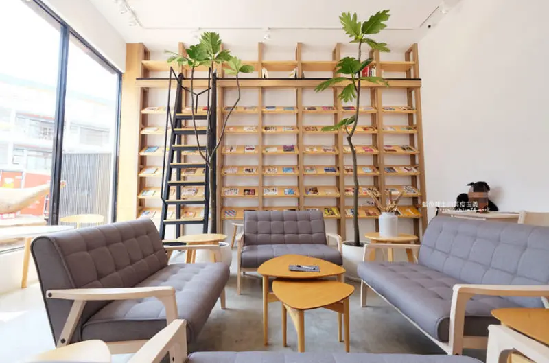 台中大里│說書旅人-旅遊書牆，舒適空間，大里值得推薦麵包咖啡館 - 藍色起士的美食主義