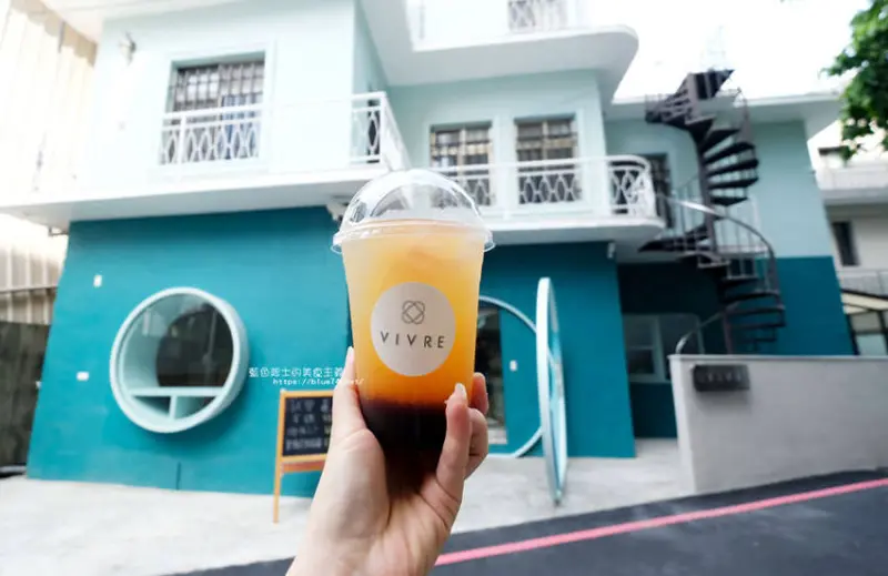 台中西區│琲癮VIVRE-百元有找，單品義式咖啡、特調咖啡、水果雪露，藍色系漸層搶眼外觀，范特喜綠光計畫 - 藍色起士的美食主義