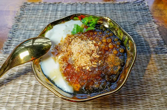 【白水豆花-宜蘭礁溪店】礁溪熱門排隊名店!天然山泉水製作，鹽滷白水豆花+QQ粉圓&桃膠~麥芽糖花生、香菜點綴，在地宜蘭味特別の豆花!