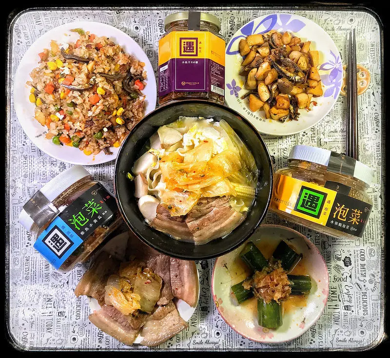 ♚料理小幫手♚遇泡菜。宅配團購小菜。高纖維低卡。輕食開胃菜。柴魚小黃瓜。水果脆泡菜。小魚乾XO醬。刀削Q捲麵。這樣加點味，零廚藝少女也可以變出一桌好菜