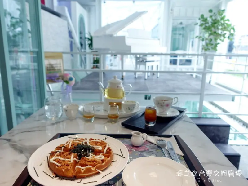 《高雄美食》琴之森音樂交誼廣場❤音樂貨櫃餐廳，水上鋼琴舞台~仁武咖啡廳，高雄場地出租｡