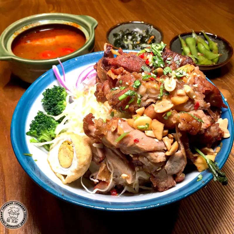 ［泰式新選擇］一個人吃泰式料理也可以輕鬆辦到．巨無霸椒麻雞腿飯最推薦．Thai.bo!泰飽