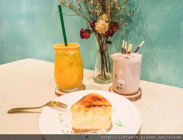 你Hen草 蛋糕甜點下午茶早午餐咖啡飲料店! 森林系風格網美店 懶人沙發就是最棒的放空發呆區... 