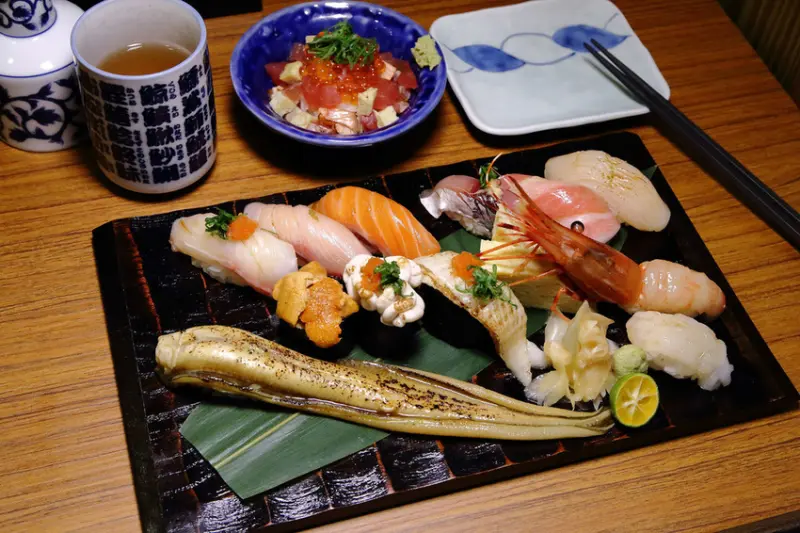 【食。中壢】坐著做。初陣壽司〜藏在影城內的壽司店，低調沒招牌，一吃就愛上的日式料理魂！