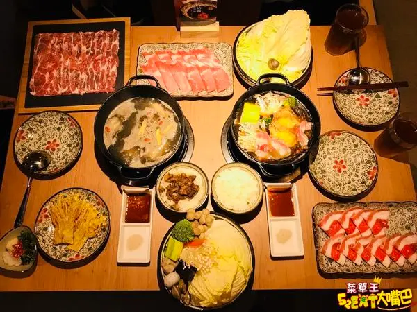 台中南屯美食麻油火鍋》湯棧菜單價位大公開！輕井澤新品牌聽老歌吃麻油火鍋好懷舊的鍋物店～台中公益路必吃美食小吃餐廳推薦。