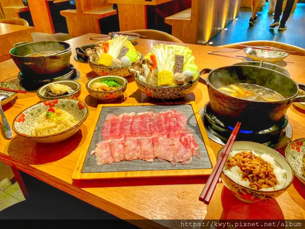 【台中。美食】湯棧。獨特的麻油雞、燒酒雞火鍋🍲，料好實在，鍋底就有特選超嫩雞肉，冬天就是要吃鍋！