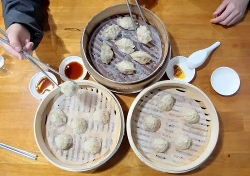 皇宸饌小籠湯包｜台中湯包推薦 滿滿湯汁的蟹黃小籠湯包 整隻鮮蝦蒸餃 還有新品蘆玉湯包 北平路美食 - 蘋果話日常