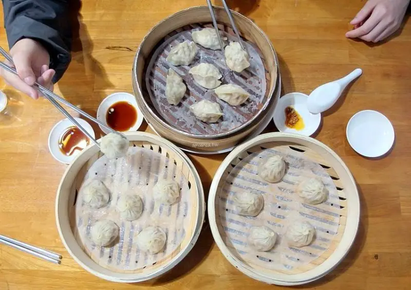 皇宸饌小籠湯包｜台中湯包推薦 滿滿湯汁的蟹黃小籠湯包 整隻鮮蝦蒸餃 還有新品蘆玉湯包 北平路美食 - 蘋果話日常