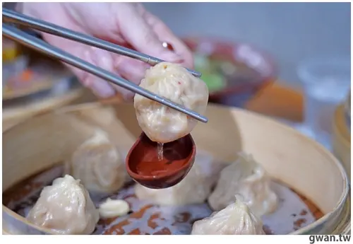 包進整顆干貝的湯包吃過嗎？泡菜口味會噴汁，還有每日限量豬排飯