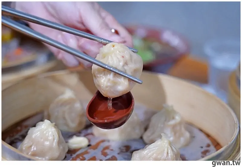 包進整顆干貝的湯包吃過嗎？泡菜口味會噴汁，還有每日限量豬排飯