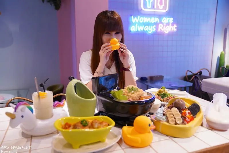 【台中北區｜美食】便所主題餐廳小澡堂。升級2.0版，一中街IG打卡主題餐廳，泳圈球池可拍照，馬卡龍粉嫩風格，衛浴器具全上桌