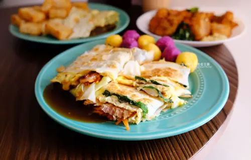 台中西屯│吃光Cacti-早餐吃光光，純白色系裝潢，仙人掌造景，一早就吃的到鹹酥雞跟炸湯圓 - 藍色起士的美食主義