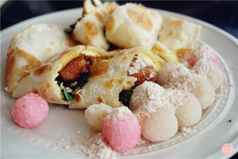 吃光Cacti。台中新光三越附近超人氣早餐組合，鹹酥雞蛋餅+炸湯圓，純白系文青早餐店!