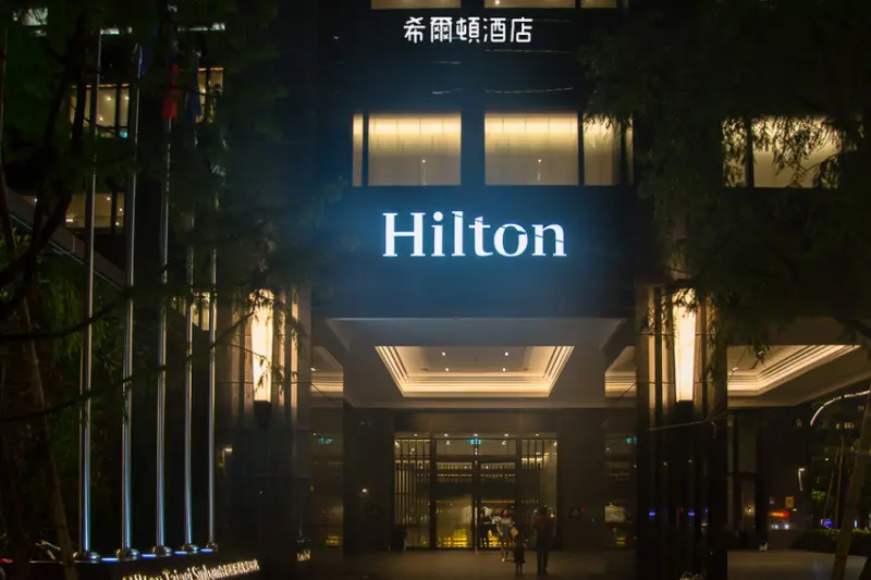 ｜新北住宿｜新板希爾頓酒店，擁有全台北最高32層樓的無邊際泳池，還有三人房才有的景觀浴室 - 阿婷的旅行札記。