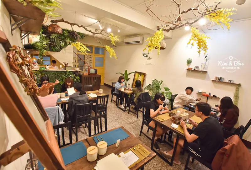 村口微光 |台中逢甲老宅義大利麵，巷弄文青風秘境美食，屋台街對面 Nini and Blue 玩樂食記