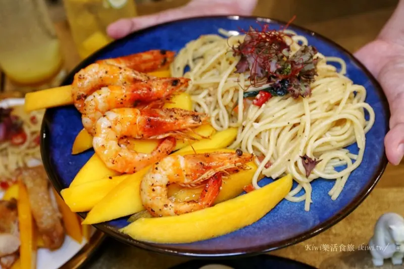 村口微光逢甲｜台中美食推薦，浮誇系義大利麵 季節限定芒果義大利麵 逢甲美食商圈內 - Kiwi 樂活食旅
