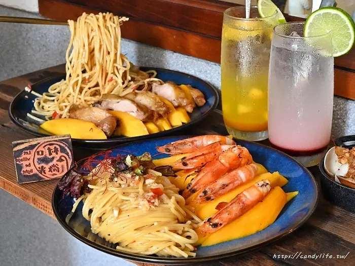 村口微光│台中創意義大利麵，平假日人潮爆滿，夏日限定芒果義大利麵，吃得到整塊新鮮芒果，限量上市！